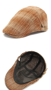 Détail de la casquette plate en coton rayé avec boucle métallique et bande de confort