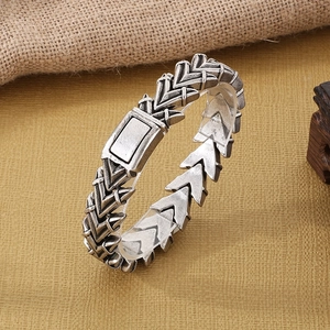 Detailansicht eines Vintage-Armbands aus Edelstahl mit Pfeilgliedern und quadratischem Verschluss