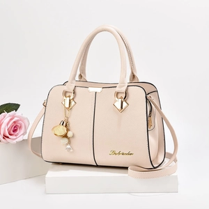 Sac à main beige élégant en cuir grainé avec détails dorés et breloque en perles