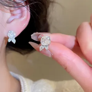 Silberne Sternblumen-Ohrstecker mit funkelndem Zirkon und Mikro-Pave-Kristallen