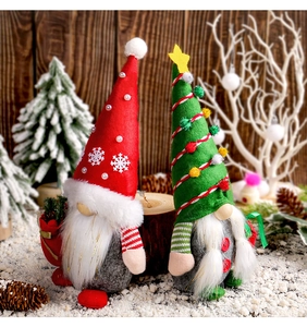 Détail de gnomes de Noël en peluche avec chapeaux pointus et sacs cadeaux sur la neige