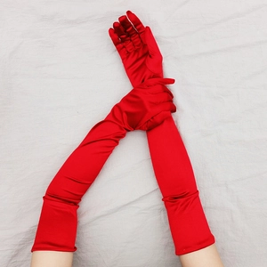 Dettaglio guanti lunghi in raso rosso elasticizzato per feste vintage anni '20 o spose