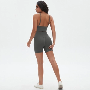 Rückansicht eines dunkelgrauen Yoga-Sets mit High-Waist-Shorts und rückenfreiem Sport-BH