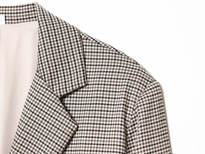 Detailansicht des Hahnentrittmusters und Revers-Naht am Damen-Wollblazer