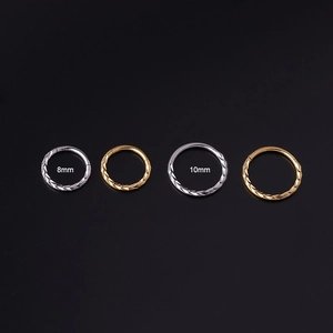 Dettaglio di anelli per naso da 8mm e 10mm in acciaio inox con motivo spiga oro e argento