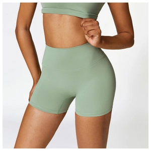 Dettaglio degli shorts da yoga a vita alta verde salvia con fascia addominale larga