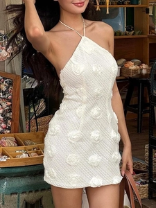 Mini-robe dos nu blanche avec fleurs 3D et tissu en maille texturé de qualité