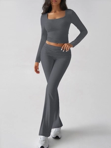 Ensemble de yoga gris foncé pour femme avec haut court à manches longues et leggings