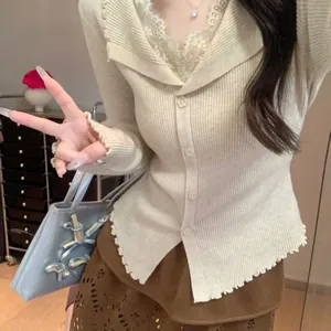 Detailansicht beige Strickjacke mit gewellten Saumkanten und feiner Rippenstruktur