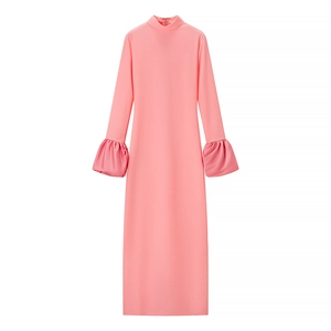Robe longue rose élégante à manches longues en satin bouffantes et col montant