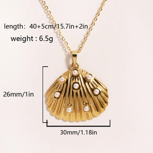 Détail du pendentif coquillage doré avec perles incluant les dimensions et le poids