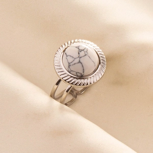 Detail eines Doppelband-Edelstahlrings mit rundem Marmorstein-Inlay auf Stoff