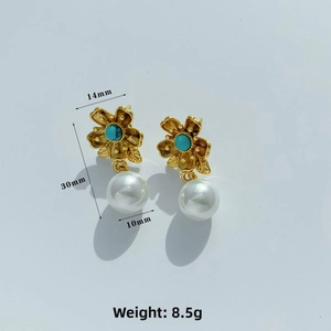 Dettaglio orecchini con fiori e perle che mostra dimensioni di 30 mm di lunghezza e 14 mm