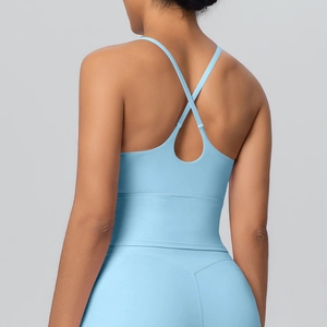 Détail du soutien-gorge de sport bleu clair avec bretelles croisées et tissu nylon extensible