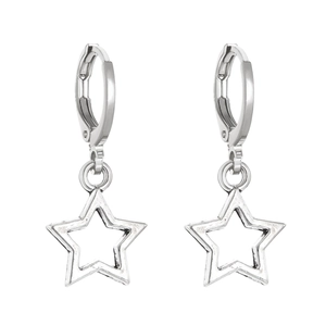 Vue détaillée des boucles d'oreilles créoles avec pendentif étoile évidée en argent