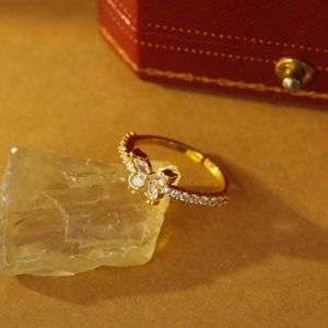 Eleganter goldener Schmetterlingsring mit Zirkonia-Steinen auf Naturstein präsentiert