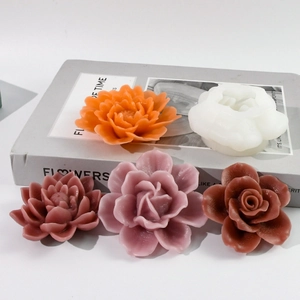 Detailweergave van diverse 3D-bloemkaarsen en de witte siliconen mal op een boekbasis