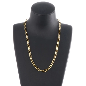 Grobe goldene Gliederkette aus Edelstahl an einer schwarzen Schaufensterpuppe