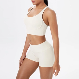 Détail du short de yoga beige sans couture à taille haute et ensemble brassière
