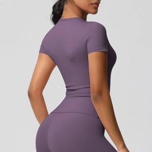Vue latérale du haut de yoga violet montrant le tissu lisse et la coupe ajustée