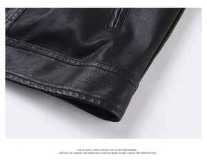 Gros plan d'une veste en cuir noir montrant le grain de cuir et les détails de couture