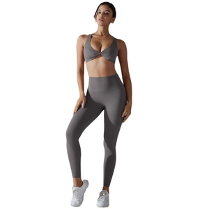 Set yoga grigio 2 pezzi con reggiseno sportivo a incrocio e leggings a vita alta