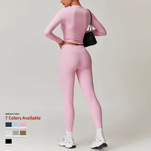 Ensemble de yoga rose côtelé avec haut à manches longues et legging taille haute