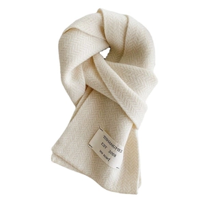 Écharpe d'hiver en tricot blanc crème avec texture laineuse et motif de tissage diagonal