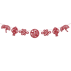 Décorations du Nouvel An chinois avec lanternes rouges et guirlandes de nœuds chanceux