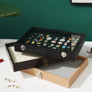 Wooden display case for badges and medals with glass lid in black and brown finishes