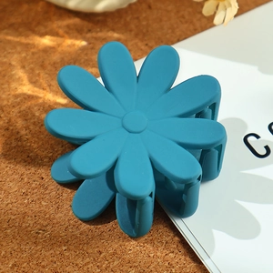 Matte dunkelblaue Gänseblümchen-Haarklammer mit minimalistischem Blumendesign für Damen
