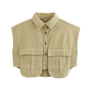 Gros plan sur le gilet en jean kaki montrant le col polo et les boutons métalliques
