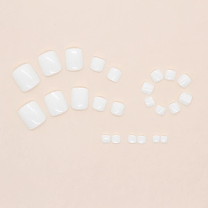 Vue détaillée à plat de faux ongles de pieds blanc crème brillants de tailles différentes