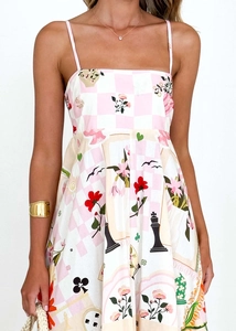 Detail von Blumen- und Schachmusterdruck am Oberteil eines Sommer-Hängerkleids für Damen