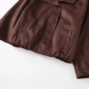 Braune Wildlederimitat-Jacke mit elastischem Saum und Metalldruckknöpfen auf Weiß