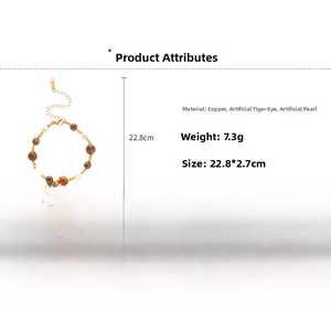 Détail du bracelet perlé avec œil de tigre, perles et chaîne en cuivre plaqué or
