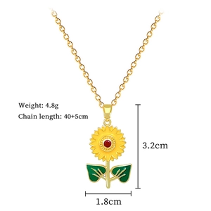 Detail view of sunflower necklace with size specs: 3.2cm pendant and 40+5cm chain length