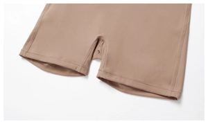 Détail du short de yoga extensible avec coutures plates et tissu marron mocha haute qualité