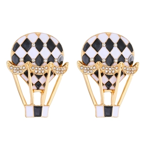 Détail des boucles d'oreilles montgolfière avec émail noir et blanc et cristaux brillants