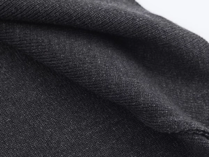 Macro du tissu en maille gris foncé montrant les détails de couture haute densité