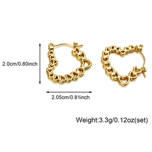 Vue détaillée des boucles d'oreilles cœur évidé avec dimensions 2,0cm et poids 3,3g