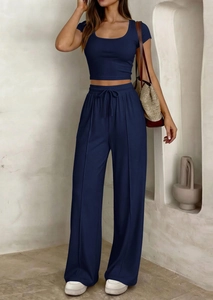 Détail de la maille côtelée sur l'ensemble bleu marine haut court et pantalon à cordon