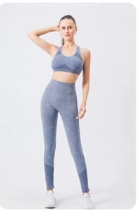 Détail de l'ensemble legging de yoga sans couture taille haute et brassière sport bleu