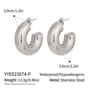Boucles d'oreilles créoles en acier argenté de 3cm avec détails techniques et poids