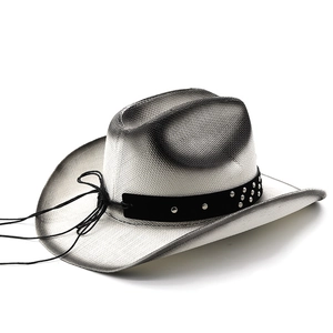 Détail du chapeau de cowboy dégradé argent avec bande à rivets et cordon ajustable