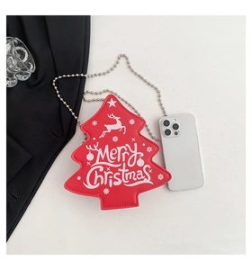 Détail du sac sapin de Noël rouge avec chaîne argentée et motif Merry Christmas