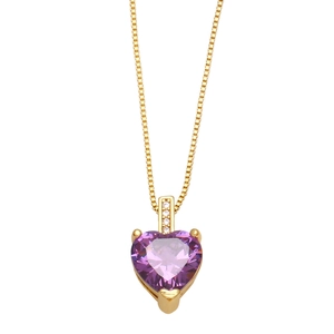 Vue détaillée d'un pendentif cœur en zircon violet sur chaîne box dorée avec diamants