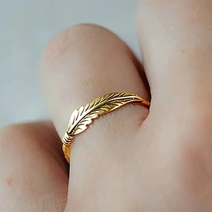 Vintage gouden veren ring met zirkoon, luxe open ringstijl voor dames aan de vinger