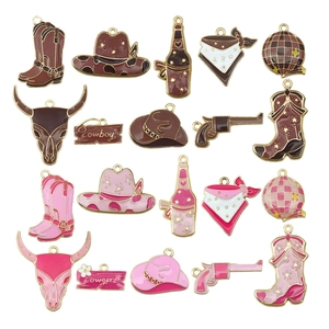 Detail van 20 emaille cowboy bedeltjes met laarzen hoeden en schedels voor DIY sieraden