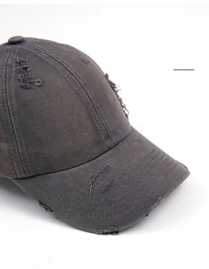 Gros plan sur le bord usé et la texture du denim délavé de la casquette de baseball